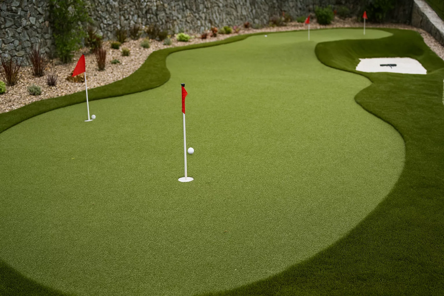 Putting green features Los Angeles
